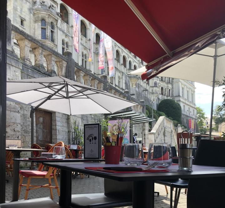 Attablez-vous sur notre terrasse !